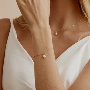 Elegant 18K gold plated stainless steel necklace and bracelet set with freshwater pearls