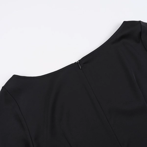Gros plan de l'encolure ronde et de la fermeture éclair invisible sur robe en satin