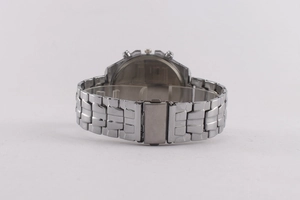 Detailansicht der Rückseite einer silbernen Herrenuhr mit Edelstahlarmband und drei Kronen