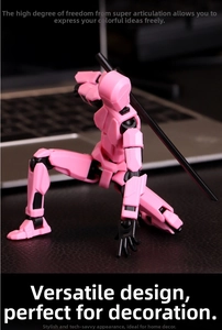Makroaufnahme einer rosa Actionfigur mit beweglichen Gelenken und einem schwarzen Stab