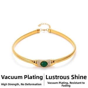 Dettaglio collana a catena serpente oro con pietra ovale verde smeraldo e zirconi