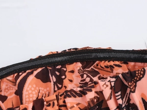 Détail de la bande de silicone antidérapante sur la robe bustier imprimée