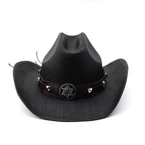 Détail du chapeau de cowboy en paille noire avec bande en cuir cloutée et emblème étoile