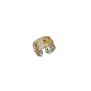 Anello aperto esotico con motivi a occhio dorati e pietre verdi placcato in argento