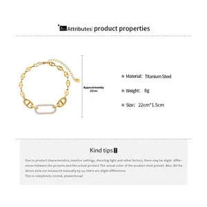 Détail macro du bracelet à maillons en acier titane doré avec pièce centrale en cristaux