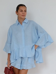 Ensemble en lin bleu clair pour femme avec chemise à volants et short assorti