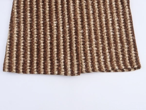 Détail de l'ourlet du manteau en laine avec rayures verticales marron et beige clair