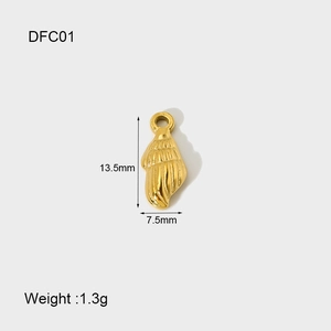 Polished 14K gold-plated stainless steel shell pendant detail with size 13.5x7.5mm