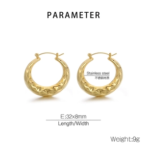Detailed view of hammered 18K gold-plated stainless steel U-shape earrings 32x8mm size