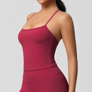 Dettaglio del top da yoga color rosso vino con spalline sottili su modella fitness