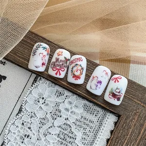 Weihnachts-Nagelaufkleber mit Schneemann-, Hasen- und Festtagsmotiven auf Nagelspitzen