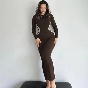 Abito aderente a maniche lunghe con inserti a contrasto marrone scuro e beige