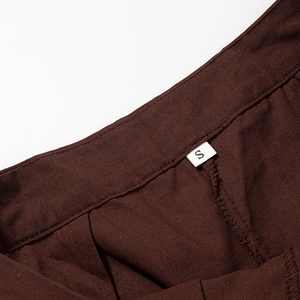 Détail de la taille d'un pantalon en coton et lin marron foncé avec étiquette taille S