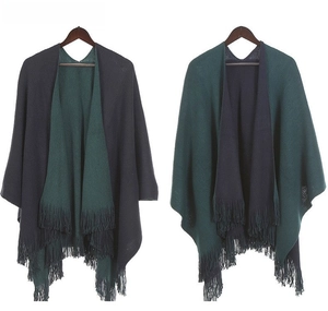 Dettaglio della scialle in maglia reversibile blu navy e ciano con bordi a frange