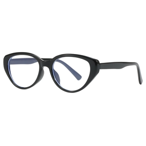Klassische schwarze Cat-Eye Blaulichtfilter-Brille mit glänzendem Finish auf weißem Grund