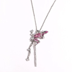 Détail du pendentif papillon argenté avec pierre rose et chaînes à pompons zircon