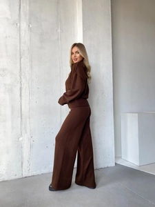 Zweiteiliges braunes Strickset mit Half-Zip-Pullover und weit geschnittener Strickhose