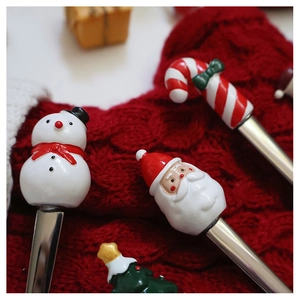 Gros plan de cuillères de Noël en acier 304 avec manches en silicone Père Noël et Bonhomme