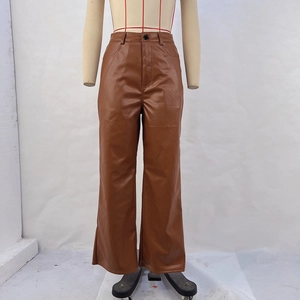 Vorderansicht der braunen PU-Lederhose mit hoher Taille an einer Studio-Schaufensterpuppe