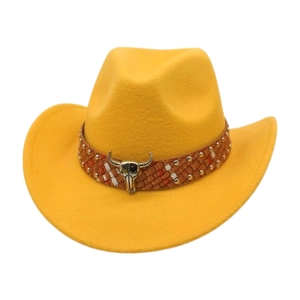 Gelber Cowboyhut aus Filz mit geflochtenem Lederband und markantem Stierschädel-Metallanhänger