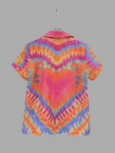 Kurzärmeliges Retro-Batik-Shirt mit Herzmuster auf dem Rücken in lebhaften Farben