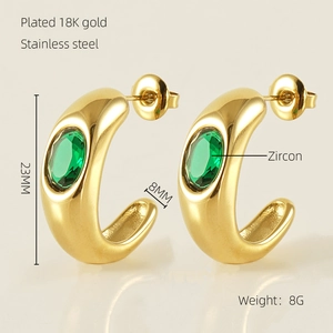 Détail de créoles plaquées or 18 carats avec zircons verts et dimensions de 23 mm de haut
