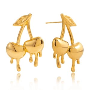 Goldene 18K Kirsch-Ohrringe aus Edelstahl mit flüssigem Schmelz-Design auf weißem Grund