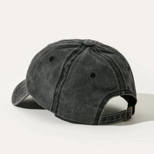 Detailansicht der gewaschenen Jeans-Basecap mit verstellbarer Bronzeschnalle hinten