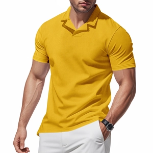 Primer plano de la textura de tejido gofrado amarillo en un polo de hombre elegante