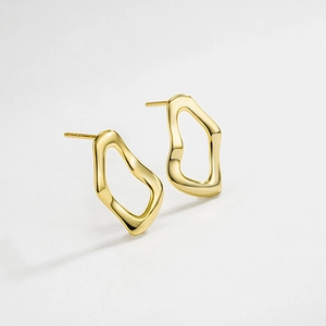 S925 sterling silver gold-plated irregular hollow stud earrings on grey background