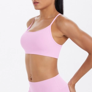 Détail de profil de l'ensemble yoga rose avec bretelles fines et legging taille haute