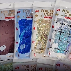 Dettaglio di tende a frange metalliche multicolore in confezioni regalo per feste e eventi