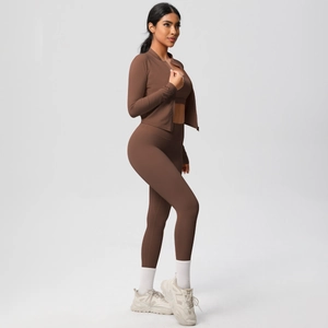 Vista laterale del set da yoga 3 pezzi marrone cioccolato con giacca e leggings a vita alta