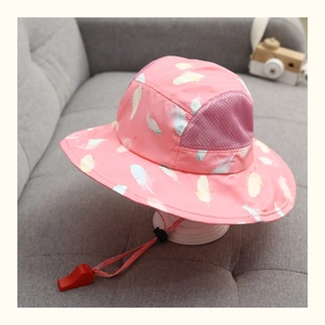 Dettaglio cappello sole rosa con stampa piume, rete traspirante e fischietto di sicurezza