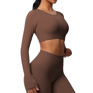 Ensemble de yoga marron foncé avec passe-pouces et legging taille haute pour femme