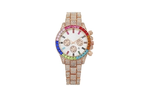 Dettaglio dell'orologio oro rosa con lunetta arcobaleno e quadrante a tre occhi
