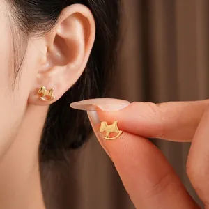 Boucles d'oreilles puces cheval à bascule dorées au design minimaliste pour femmes