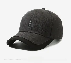 Vue latérale d'une casquette de baseball gris foncé avec broderie JFBE et texture