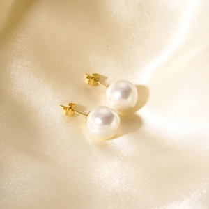 Boucles d'oreilles perles élégantes en acier titane plaqué or 18 carats sur soie