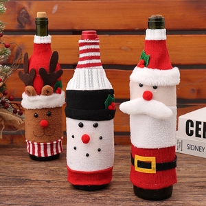 Gestrickte Weinflaschenhüllen mit Weihnachtsmann, Schneemann und Rentier Motiven