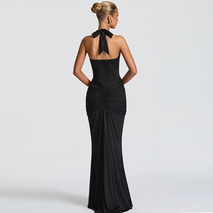 Détail de la robe dos nu avec des finitions plissées et un nœud élégant à l'encolure