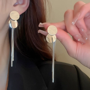 Orecchini a nappa in argento con dischi metallici e catene lunghe per donne eleganti