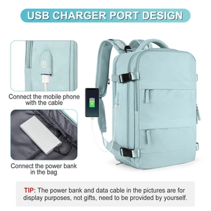 Detalle del puerto de carga USB integrado en la mochila de viaje azul claro para mujer.