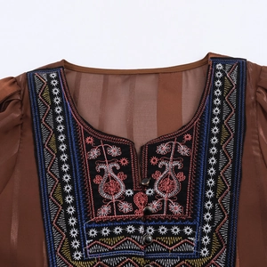 Robe longue ethnique marron avec décolleté brodé coloré et boutons noirs décoratifs