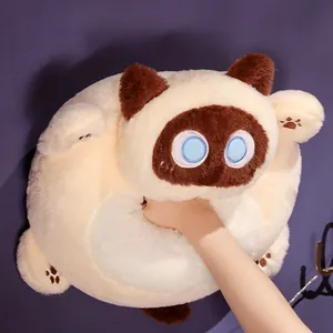 Détail d'une peluche de chat siamois montrant sa haute résilience et sa douceur