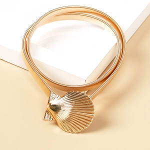 Detailschnalle in Goldmuschelform am elastischen Metallgürtel im Marinedesign