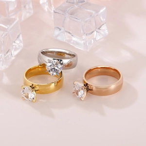 Trois bagues en acier titane avec diamant carré en finitions or, argent et or rose