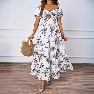 Elegante abito lungo a fiori con spalle scoperte e dettagli cut-out in vita chic