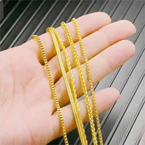 Set de 4 cadenas de acero de titanio dorado que incluye estilos box, serpiente y cuerda