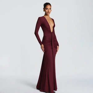 Elegante abito a sirena bordeaux a maniche lunghe con profondo scollo a V e lacci
